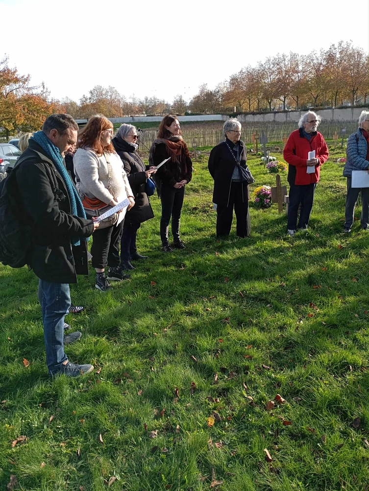 Image média: Un parterre de fleurs pour le carré 35 du Cimetière du Sud