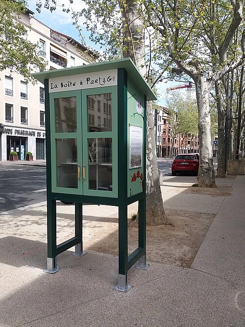 Image média: Parc de la place des Ducs de Bar : une cabane à dons 