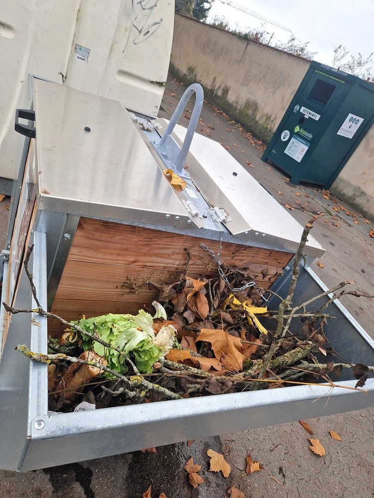 Image média: Aide à l'utilisation des bacs de compost