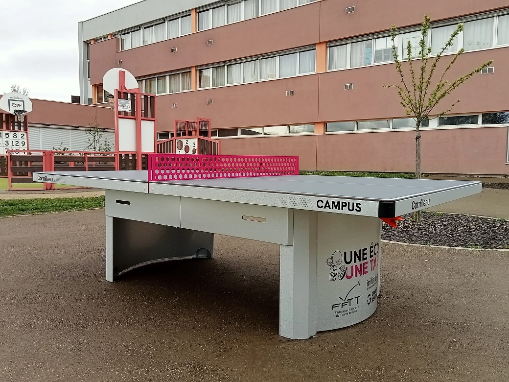 Image média: 🏓 Installation de tables de Ping-Pong dans les cours des écoles élémentaires.