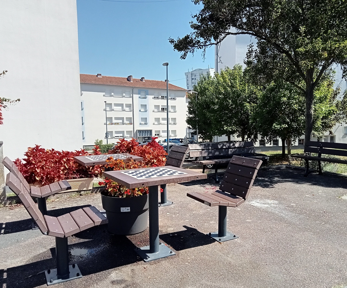 Image média: ♟️Installation de tables d'échecs dans les quartiers de la ville.
